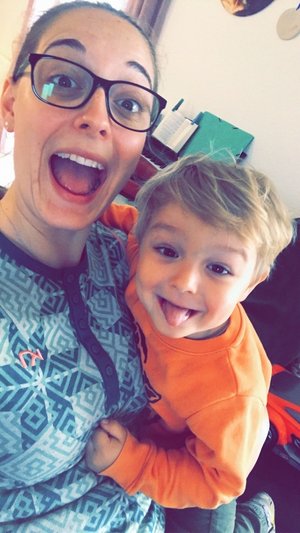 Selfie af Emma og Mikkel som rækker tunge.