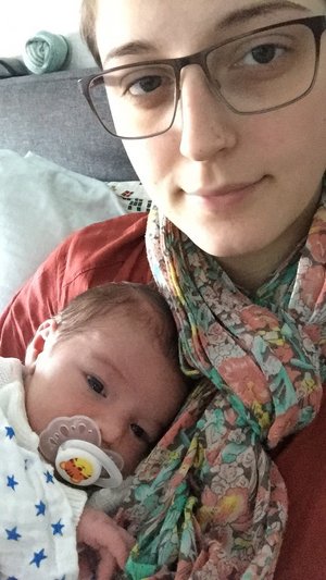 Selfie af baby Mikkel, der ligger i sin trætte mors arme.