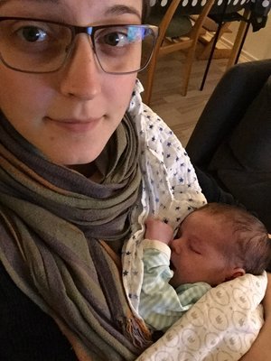 Selfie af Emma, som holder sin sovende søn Mikkel.